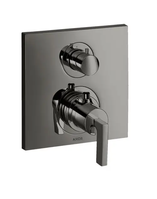 Wandmontiertes Temperatursteuergerät mit zwei Hebeln in Polished Black Chrome, beschriftet, mit der Marke AXOR, zur Regulierung von Wasser- und Temperaturströmen.